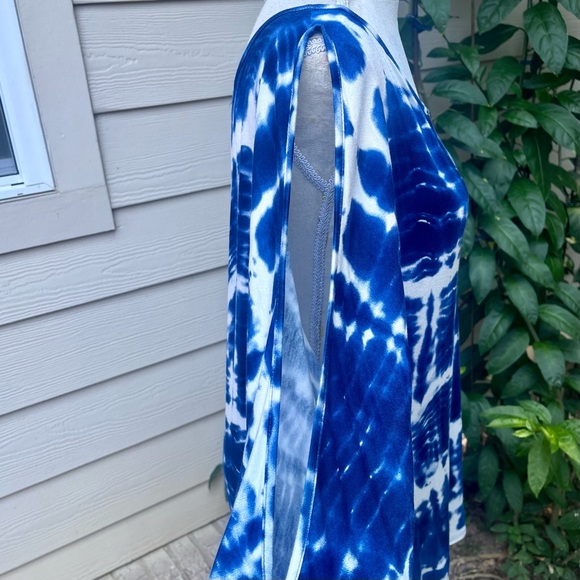 Everette Bleu Tie-Dye Top for Ladies with Peek-a-Boo Sleeves; Size Large - Picture 6 of 8